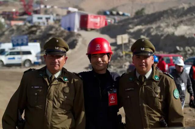 Hao Heng and the Chilean officials.jpg