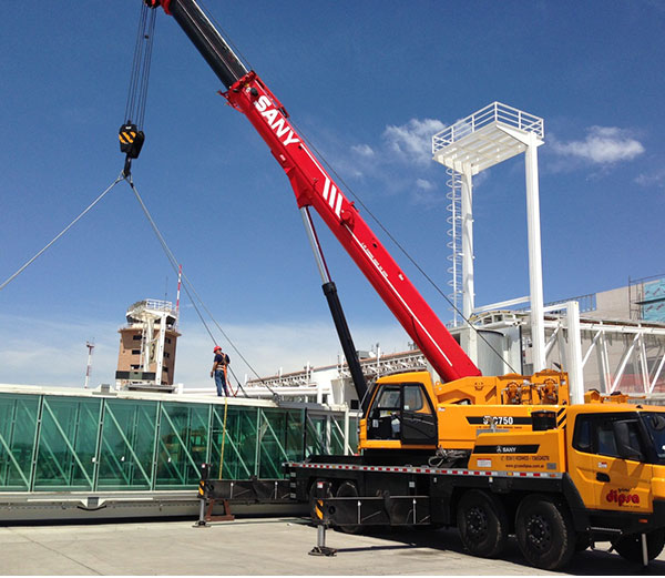 SANY STC750 Truck crane in Argentina Airport.jpg SANY STC750 Truck crane in Argentina Airport.jpg