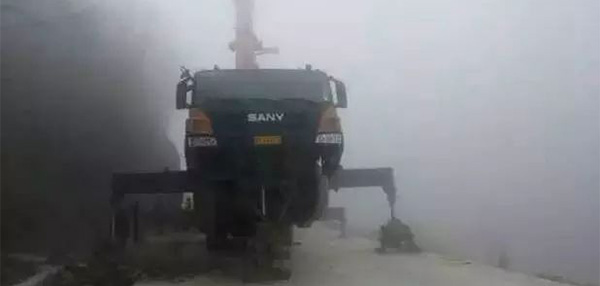 SANY STC250 TRUCK CRANE RESCUE A FALLEN TRUCK FROM THE HILLSIDE.jpg SANY STC250 TRUCK CRANE RESCUE A FALLEN TRUCK FROM THE HILLSIDE.jpg