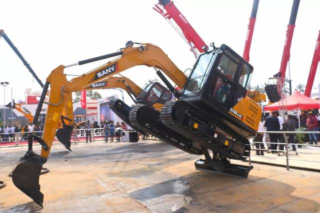 Excon 2017 Opens, President Xiang Wenbo Test-drives Local Roller Excon 2017 Opens, President Xiang Wenbo Test-drives Local Roller