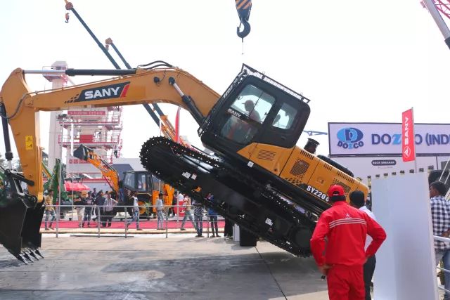 Excon 2017 Opens, President Xiang Wenbo Test-drives Local Roller Excon 2017 Opens, President Xiang Wenbo Test-drives Local Roller