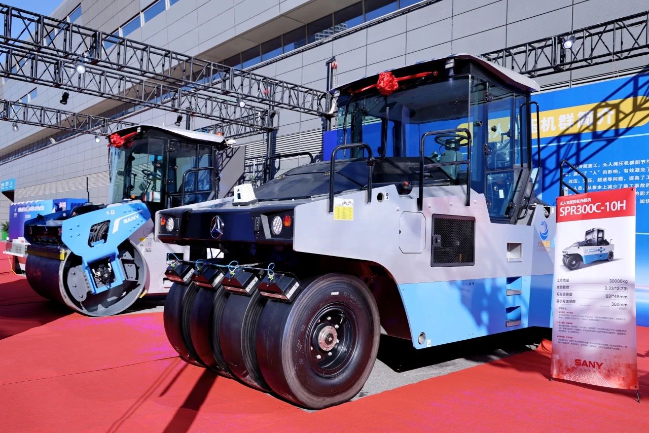 SANY presenta el primer juego de pavimentadoras y rodillos inteligentes no tripulados de China, que también fue el primero entregado a una empresa china después de salir de la línea de fabricación.