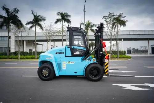 A empilhadeira elétrica SCP120E de 12 toneladas saiu da linha de montagem em 30 de novembro no Parque Industrial de Zhuhai. Com a carga rápida, a SCP120E leva apenas uma hora para ser totalmente carregada.