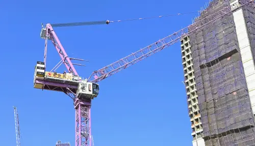 Recentemente, la prima gru a torre SLT315 (T6031-18) venduta da SANY Heavy Industries a Hong Kong è stata installata con successo da Sun Hung Kai Properties. Questa consegna di successo significa che le gru a torre SANY hanno iniziato ad entrare nel mercato di Hong Kong.