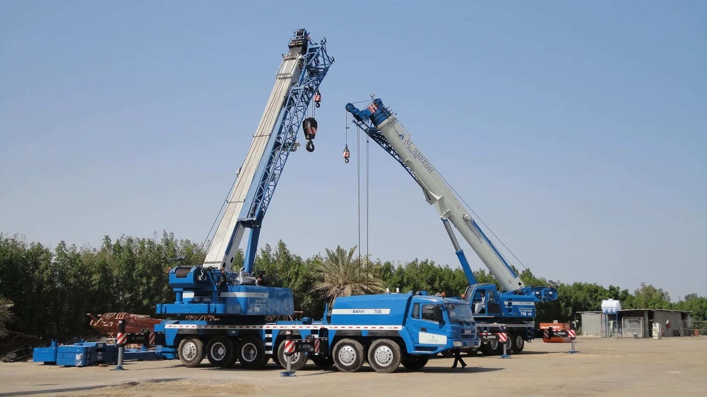 Which Two Cranes Typically Use a Lattice Boom? A Complete Guide to Crawler vs. Truck Cranes