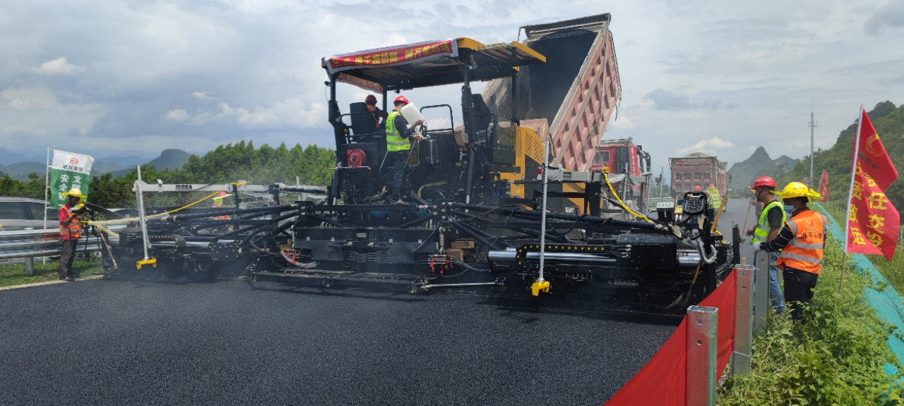 Bitumen paver machine