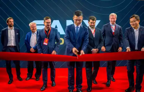 SANY Brazil recently held the grand “SANY Celebration 2025” event in São Paulo. More than 200 customers, dealers, and partners from across the country attended. The event marked two major milestones for SANY in Brazil—the official unveiling of SANY Banco, SANY’s financial services arm in Brazil, and the spectacular launch of a new lineup of heavy-duty trucks.