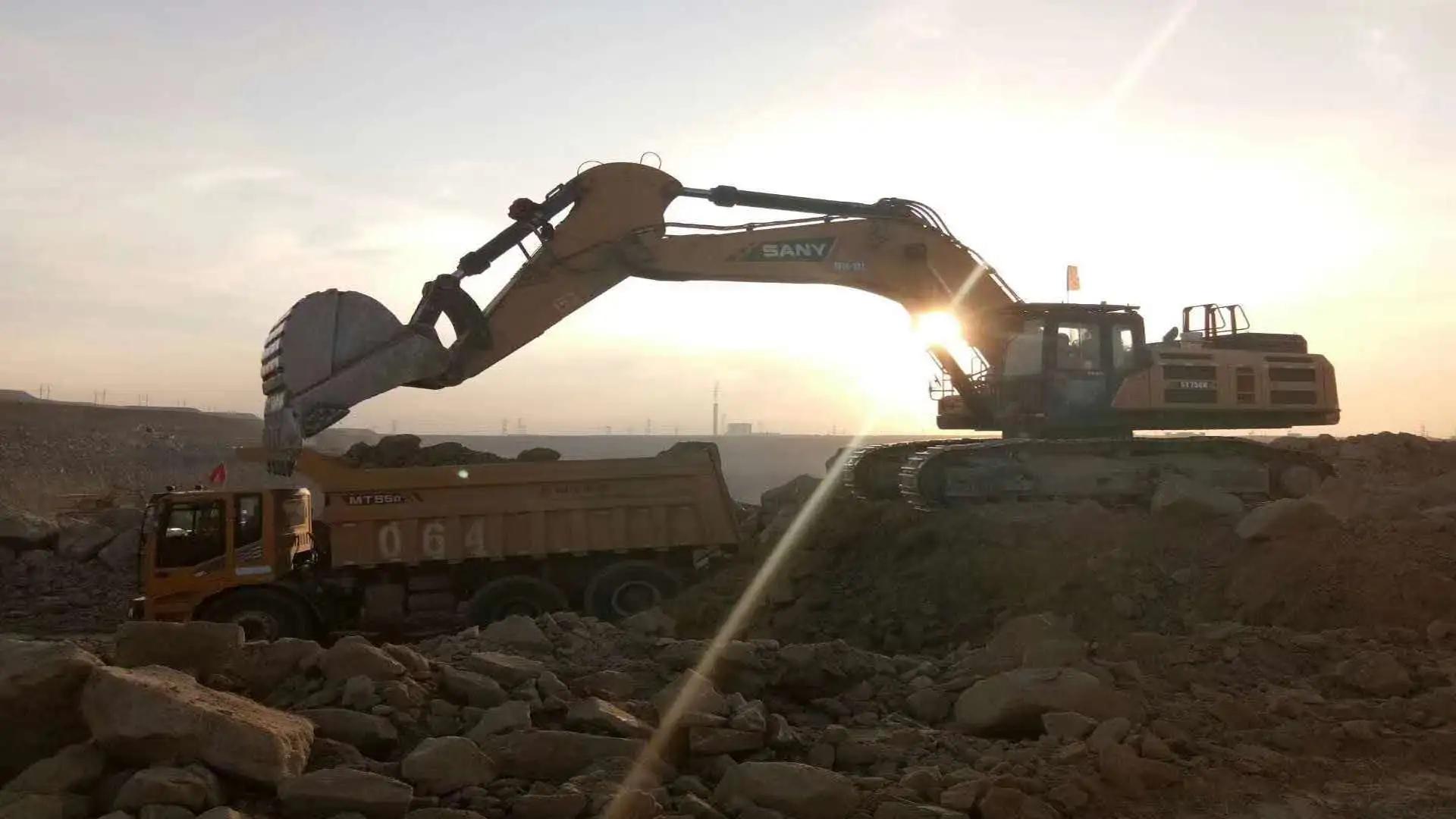 Экскаватор на стройке