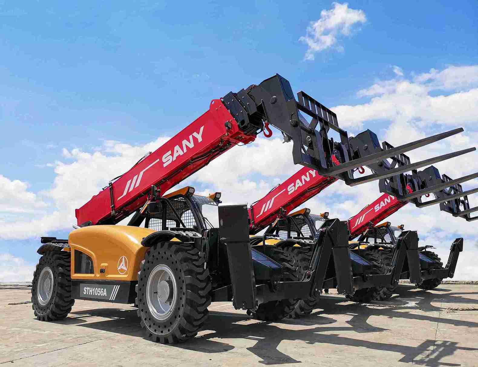 Tres manipuladores telescópicos uno al lado del otro