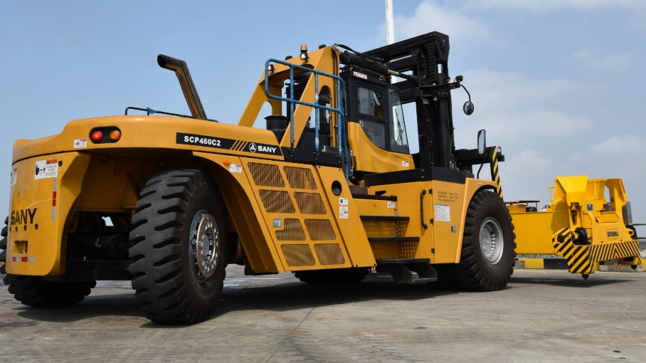 An operating forklift