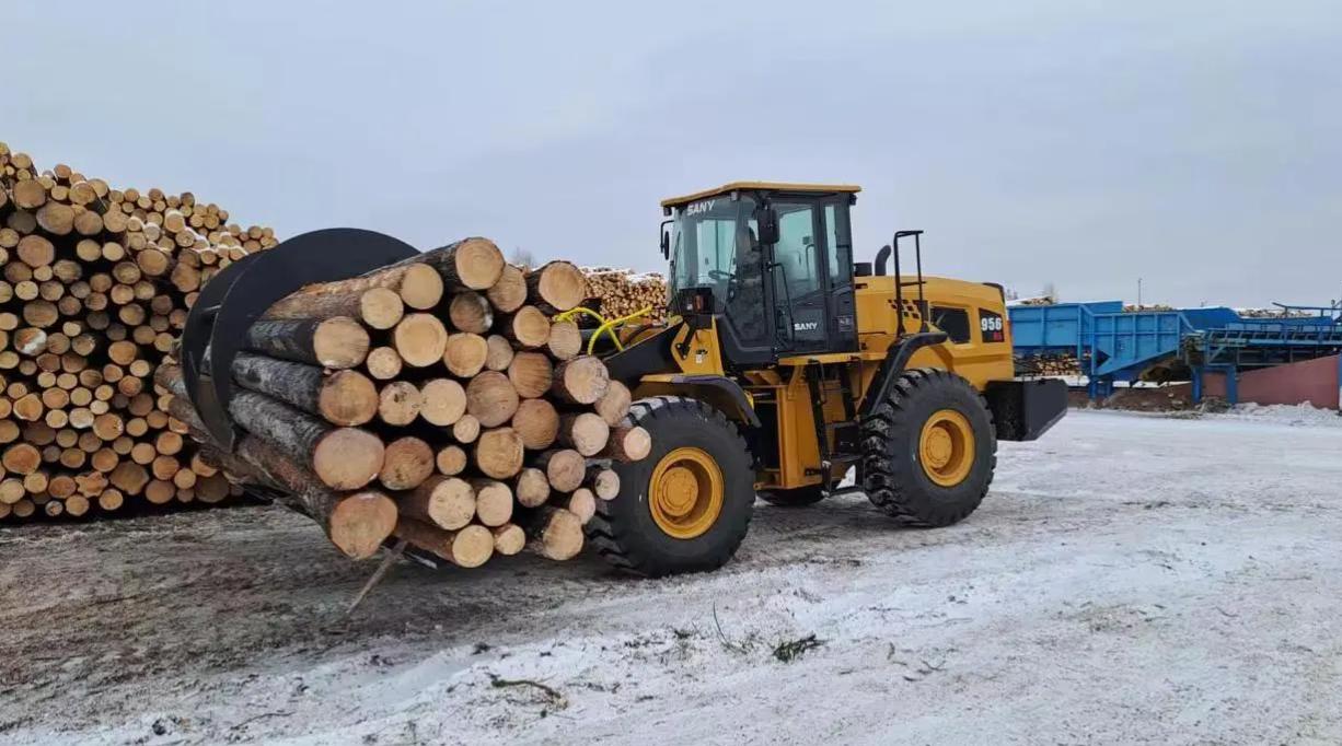 Un cargador está cargando madera.