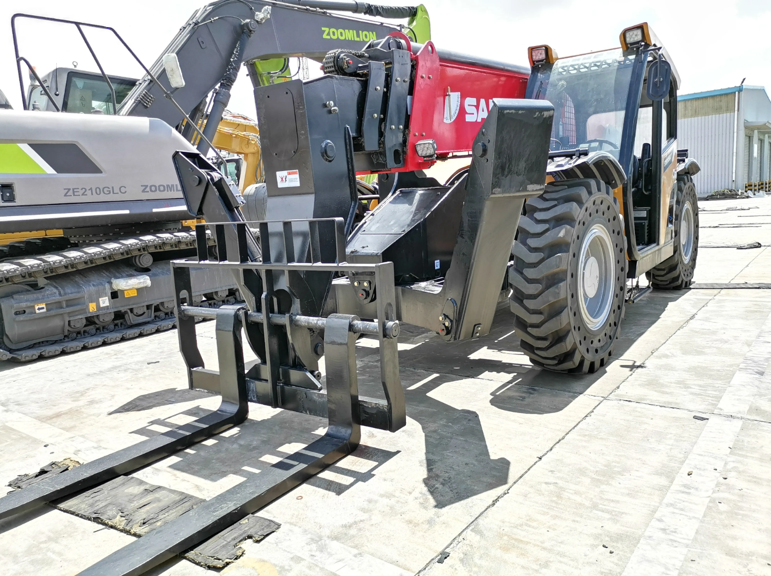 A SANY telehandler at work