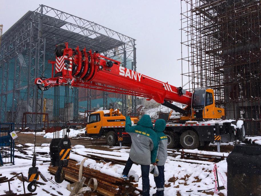 Grúa montada en camión en construcción