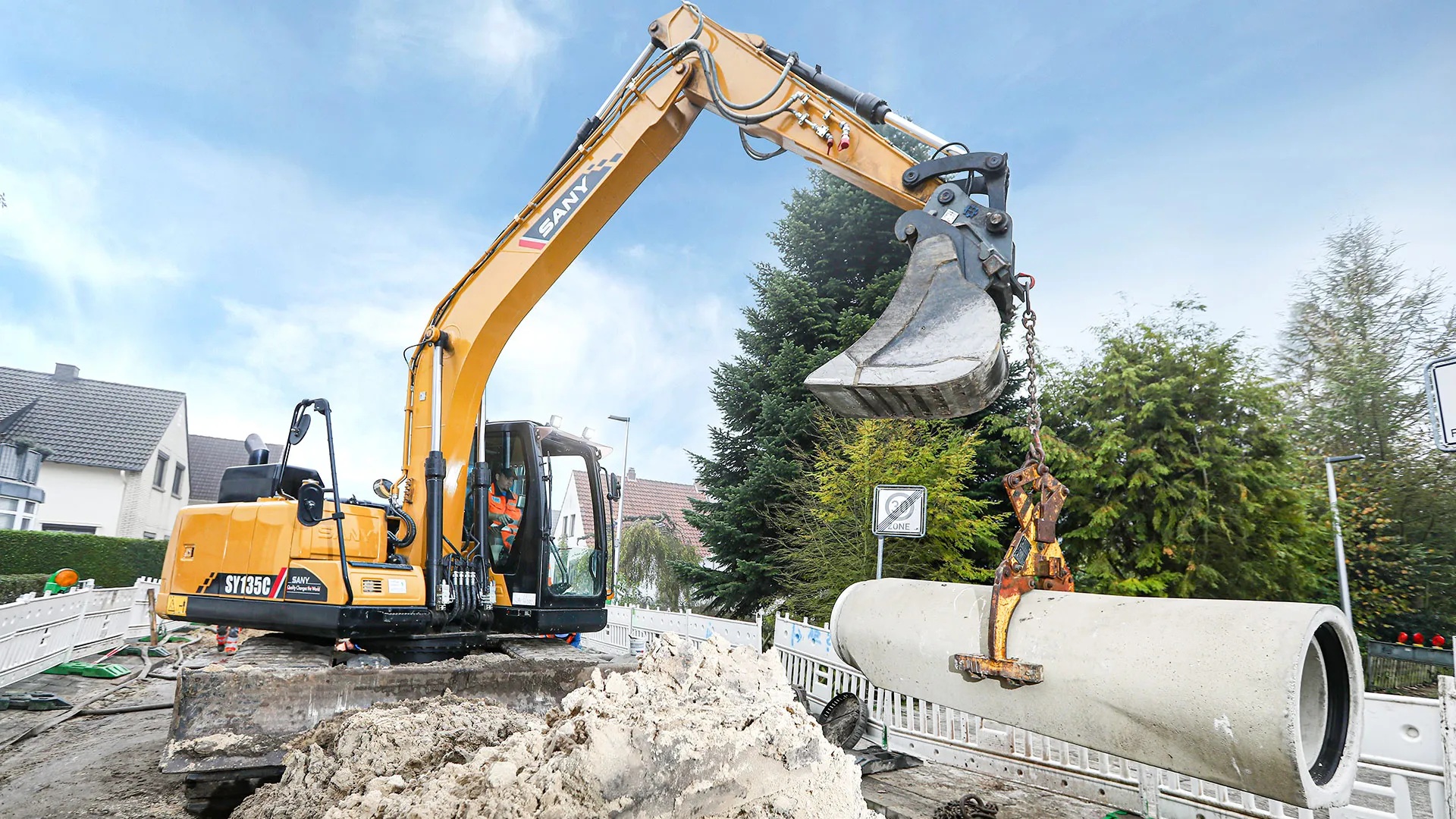 Pequeña excavadora trabajando en una obra residencial