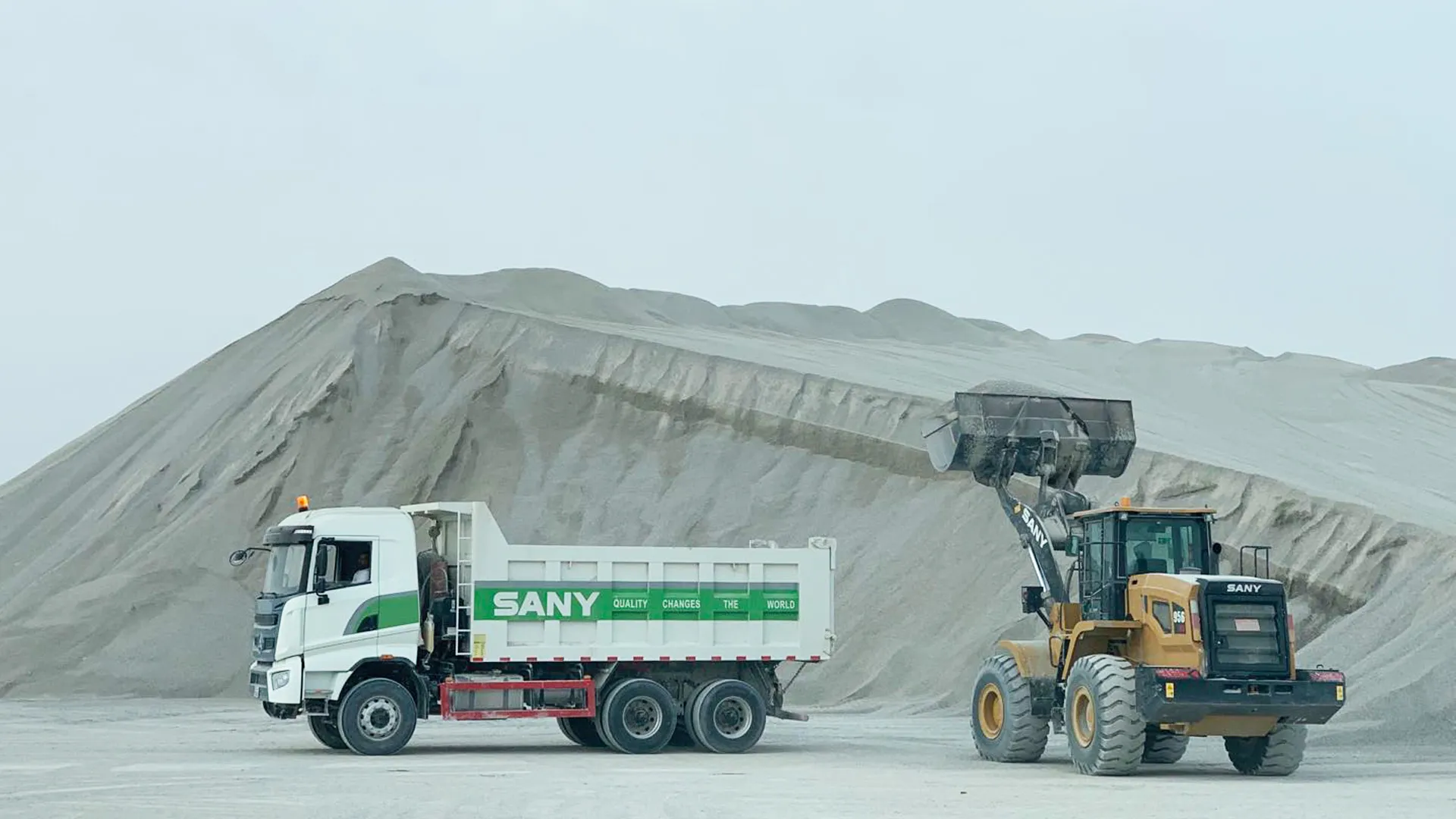 Caminhão basculante SANY no canteiro de obras