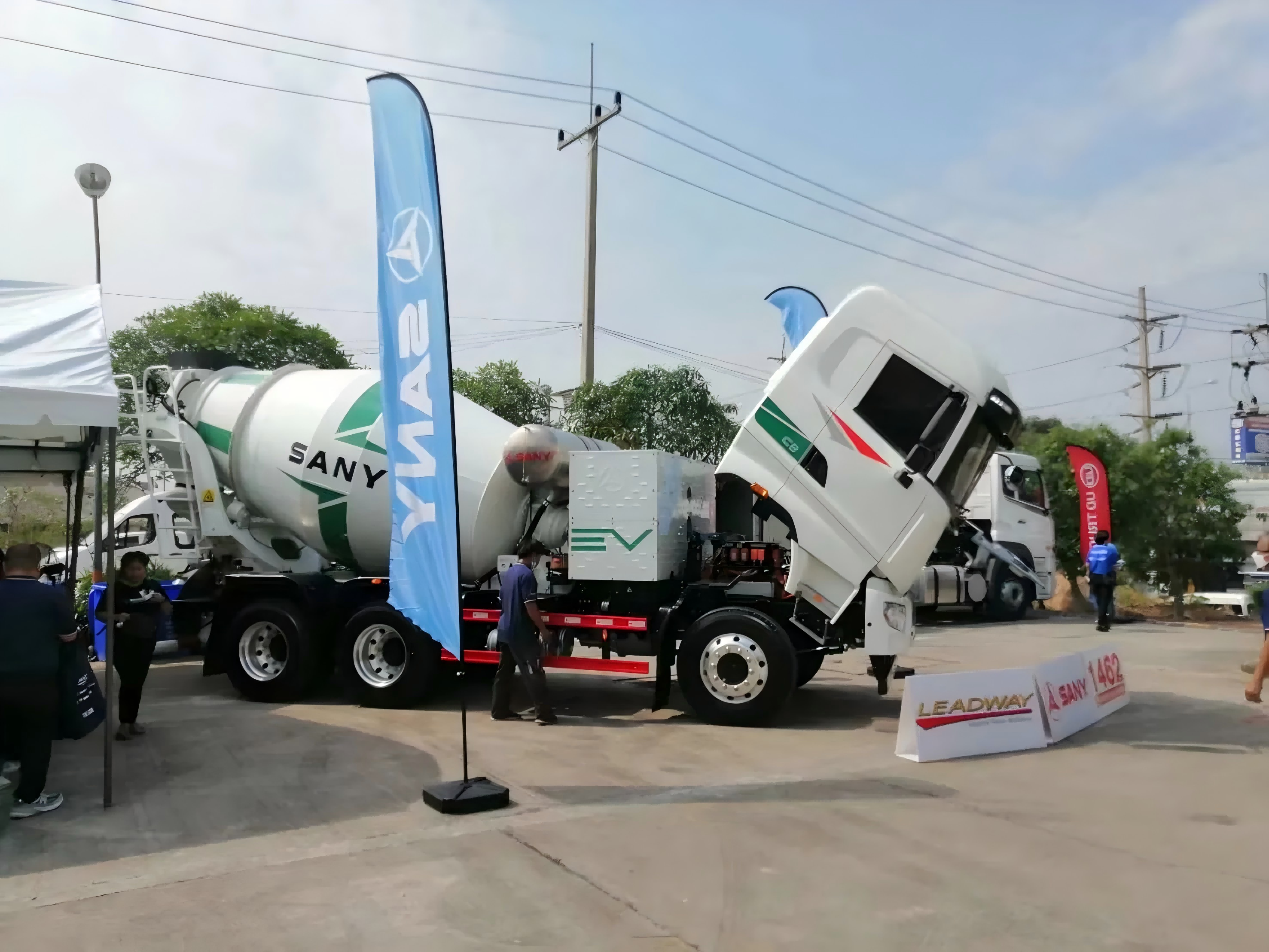 Caminhão de concreto em construção destacando o peso do caminhão de concreto